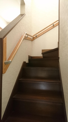 【中之島店】階段手すりを取り付けました。