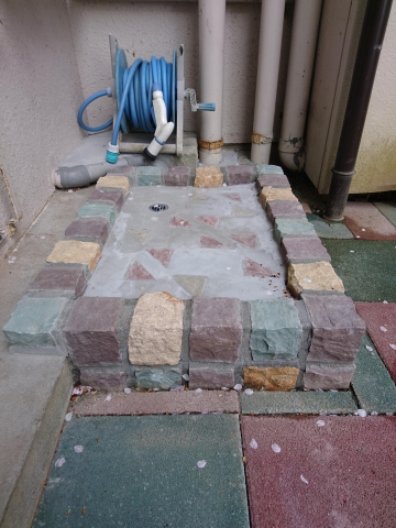 お庭の屋外水栓受けをブロックで造りました